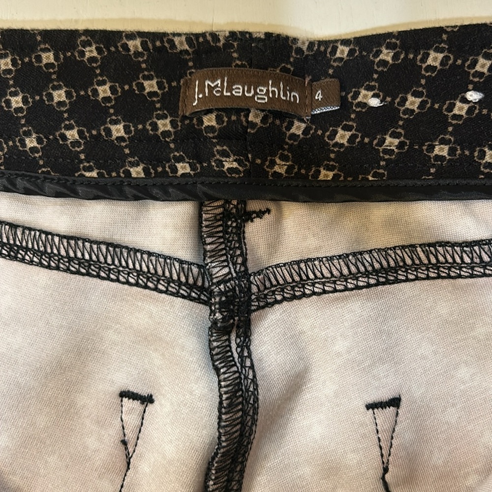 Stylish Black and White Patterned Women's Cropped Pants - Picture 4 of 9